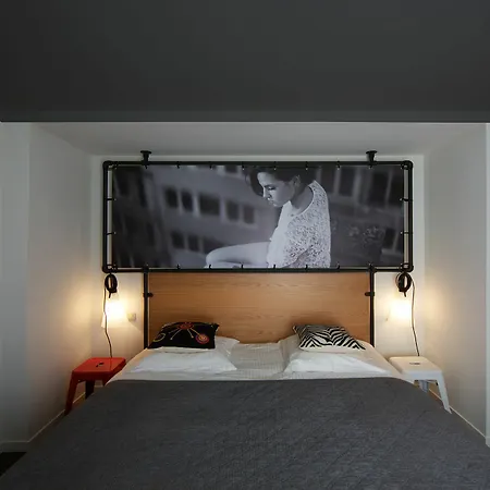 Zoom Hotel 
